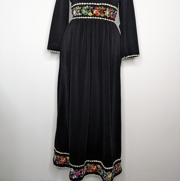 Vintage Lori Till black velvet colorful floral embroidered maxi dress 10/12 - Picture 3 of 11